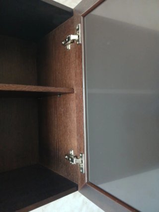Vitrina madera wengué con puerta de cristal