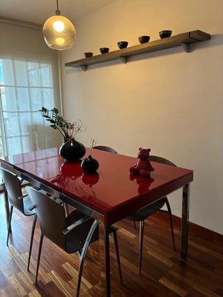 Mesa comedor cristal roja y metal como nueva