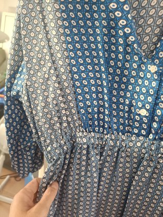 Vestido Sandro azul y blanco estampado