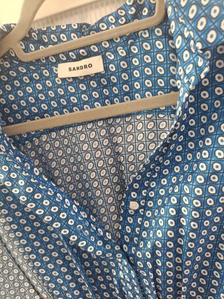 Vestido Sandro azul y blanco estampado