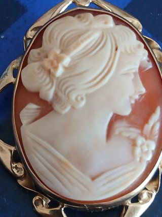 Camafeo de oro con perfil de mujer