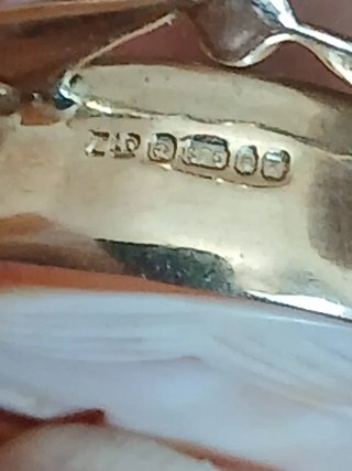 Camafeo de oro con perfil de mujer