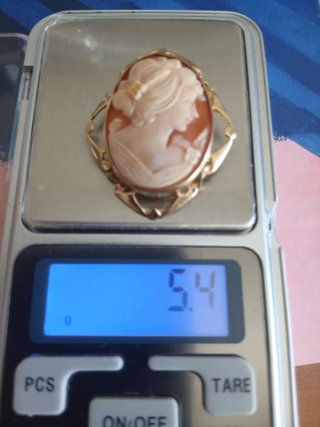 Camafeo de oro con perfil de mujer