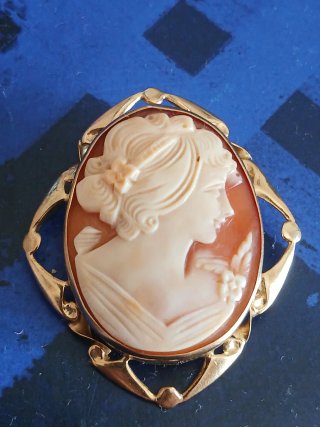 Camafeo de oro con perfil de mujer