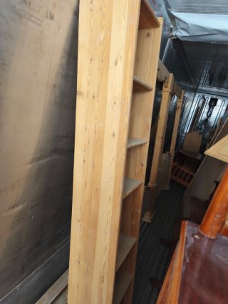 Estantería de madera clara