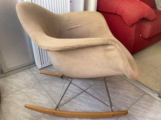 Poltrona a dondolo beige in tessuto