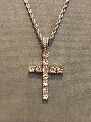 Collana con croce luminosa