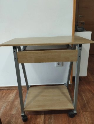 Mesa escritorio PC con bandeja y ruedas.