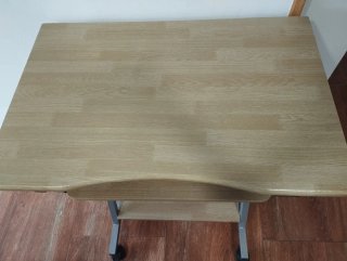 Mesa escritorio PC con bandeja y ruedas.