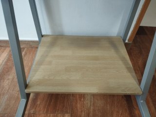 Mesa escritorio PC con bandeja y ruedas.