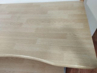 Mesa escritorio PC con bandeja y ruedas.