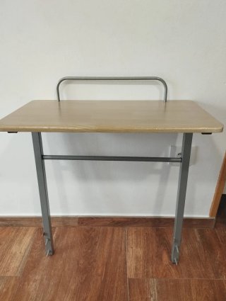 Mesa escritorio PC con bandeja y ruedas.