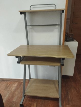Mesa escritorio PC con bandeja y ruedas.
