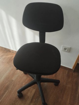 Mesa escritorio PC con bandeja y ruedas.