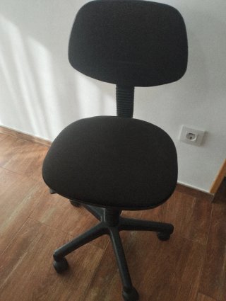 Mesa escritorio PC con bandeja y ruedas.