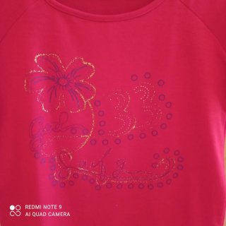 Camiseta roja con estampado floral brillante