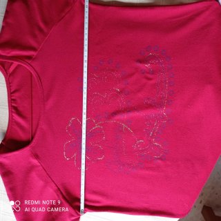 Camiseta roja con estampado floral brillante