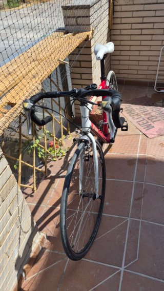 Bicicleta de carretera Btwin Roja