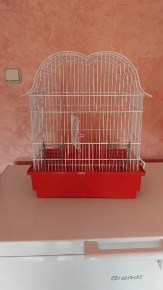 Jaula para pájaros blanca y roja