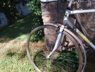 Bicicleta blanca antigua