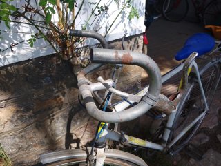 Bicicleta blanca antigua