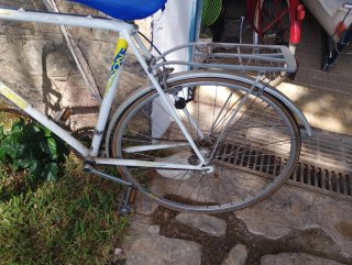 Bicicleta blanca antigua