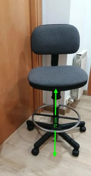 Silla de oficina con ruedas y reposapiés