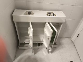 Mueble de baño blanco con espejos.