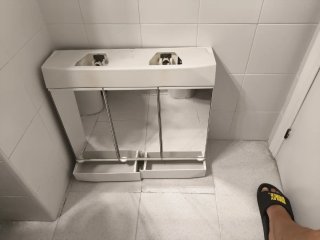 Mueble de baño blanco con espejos.