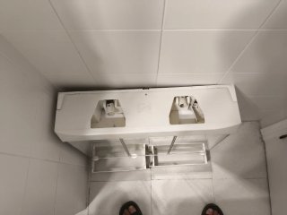 Mueble de baño blanco con espejos.