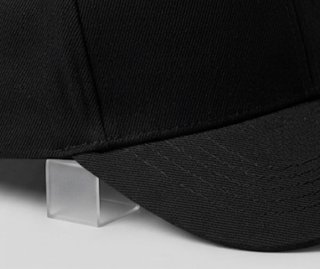 Berretto con visiera corta nero