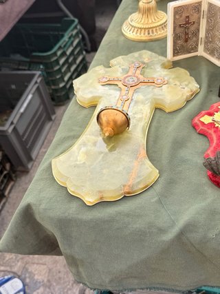 Cruz de pared de ónix y metal
