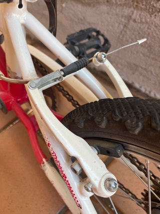 Bicicleta niña roja y blanca
