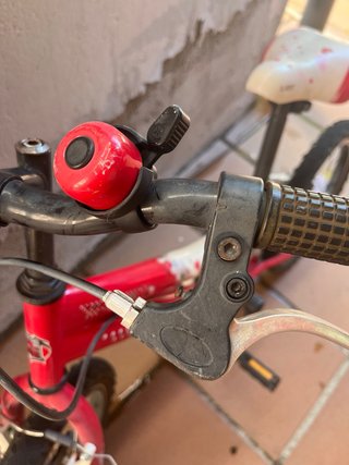 Bicicleta niña roja y blanca