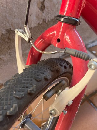 Bicicleta niña roja y blanca