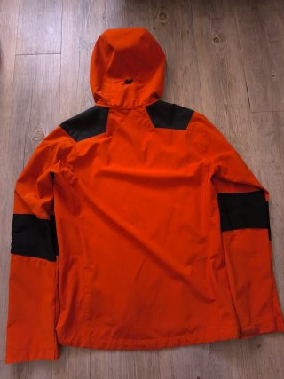 Chaqueta Millet Naranja y Negra