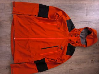 Chaqueta Millet Naranja y Negra