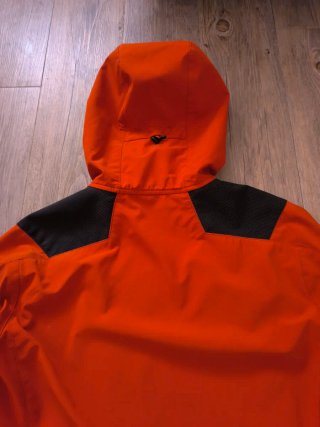 Chaqueta Millet Naranja y Negra