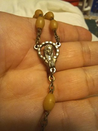 Rosario luminoso que brilla en la oscuridad