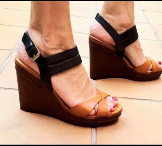 Sandalias Massimo Dutti piel cuña marrón y negro.