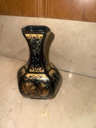 Jarrón de cerámica negro y dorado