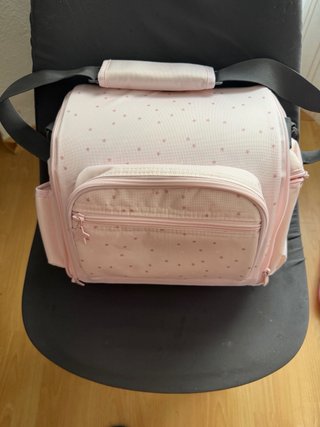 Bolso de paseo, silla.