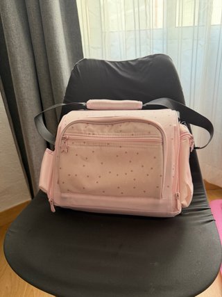 Bolso de paseo, silla.