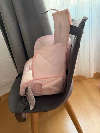 Bolso de paseo, silla.
