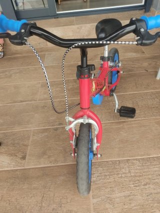 Bicicleta infantil roja con pedales