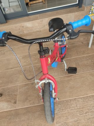 Bicicleta infantil roja con pedales