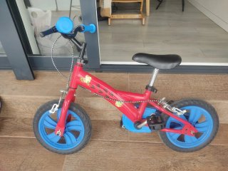 Bicicleta infantil roja con pedales