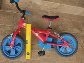 Bicicleta infantil roja con pedales