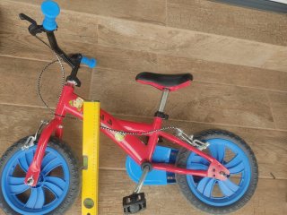 Bicicleta infantil roja con pedales