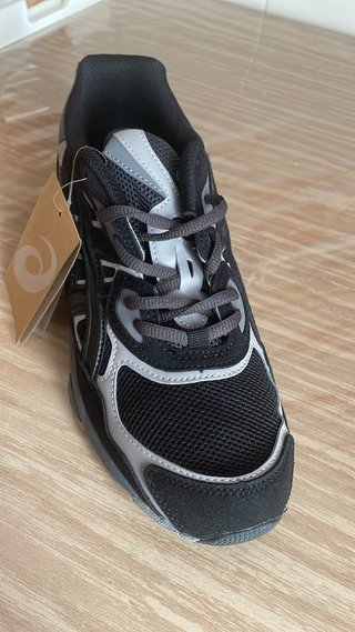 Zapatillas ASICS Negras y Grises con etiquetas